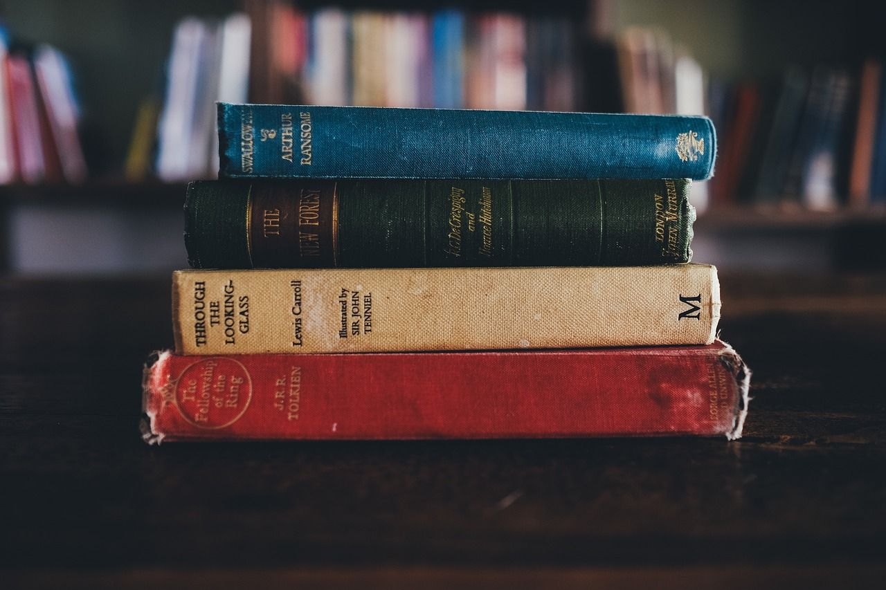Libros y material educativo.